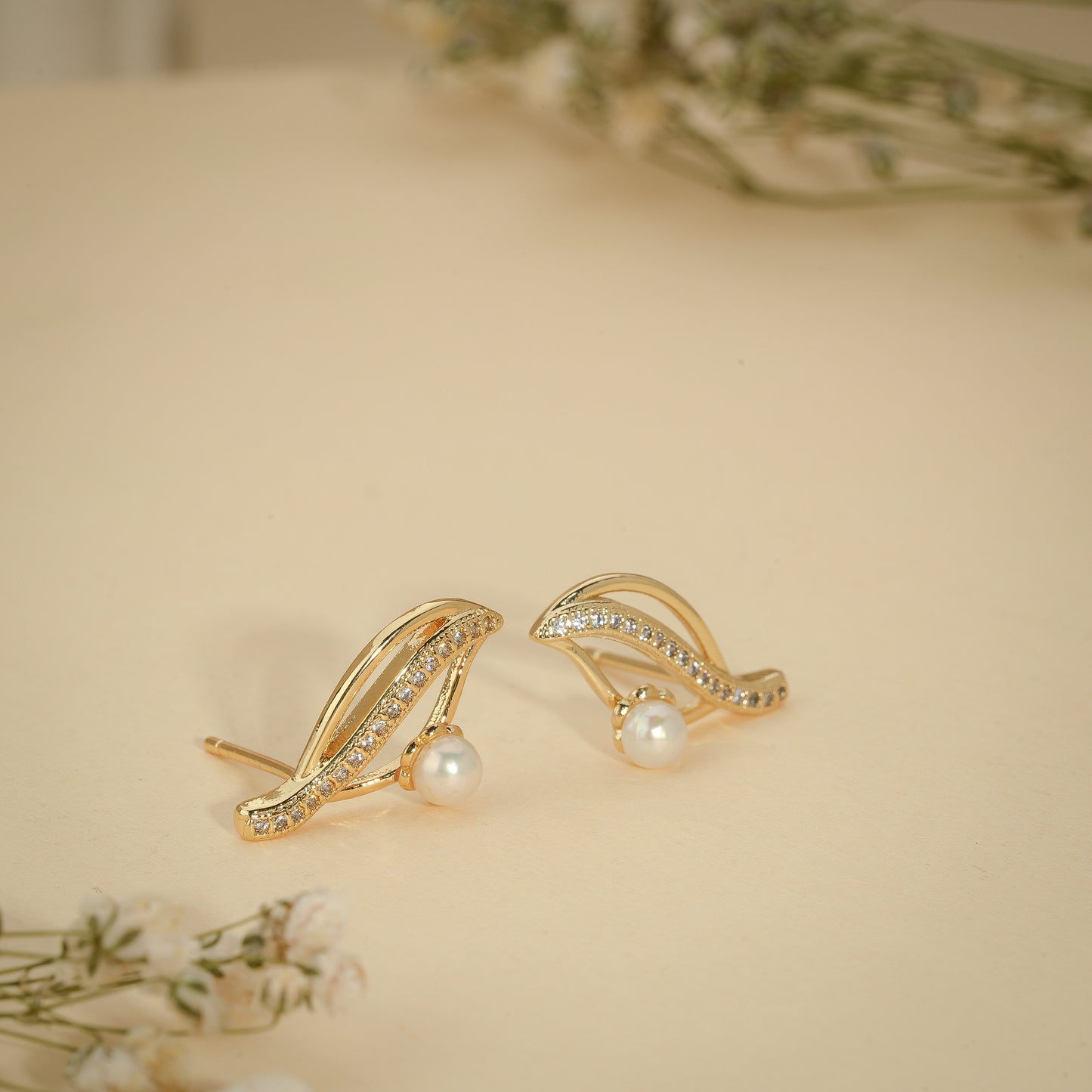 Crystal Leaf Pearl Stud Earrings – Elegant Nature Inspired Design
