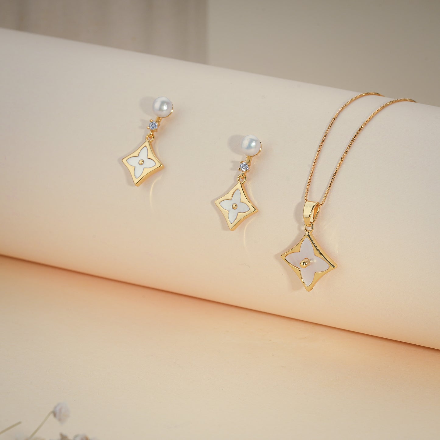 Pearl Clover Pendant Set