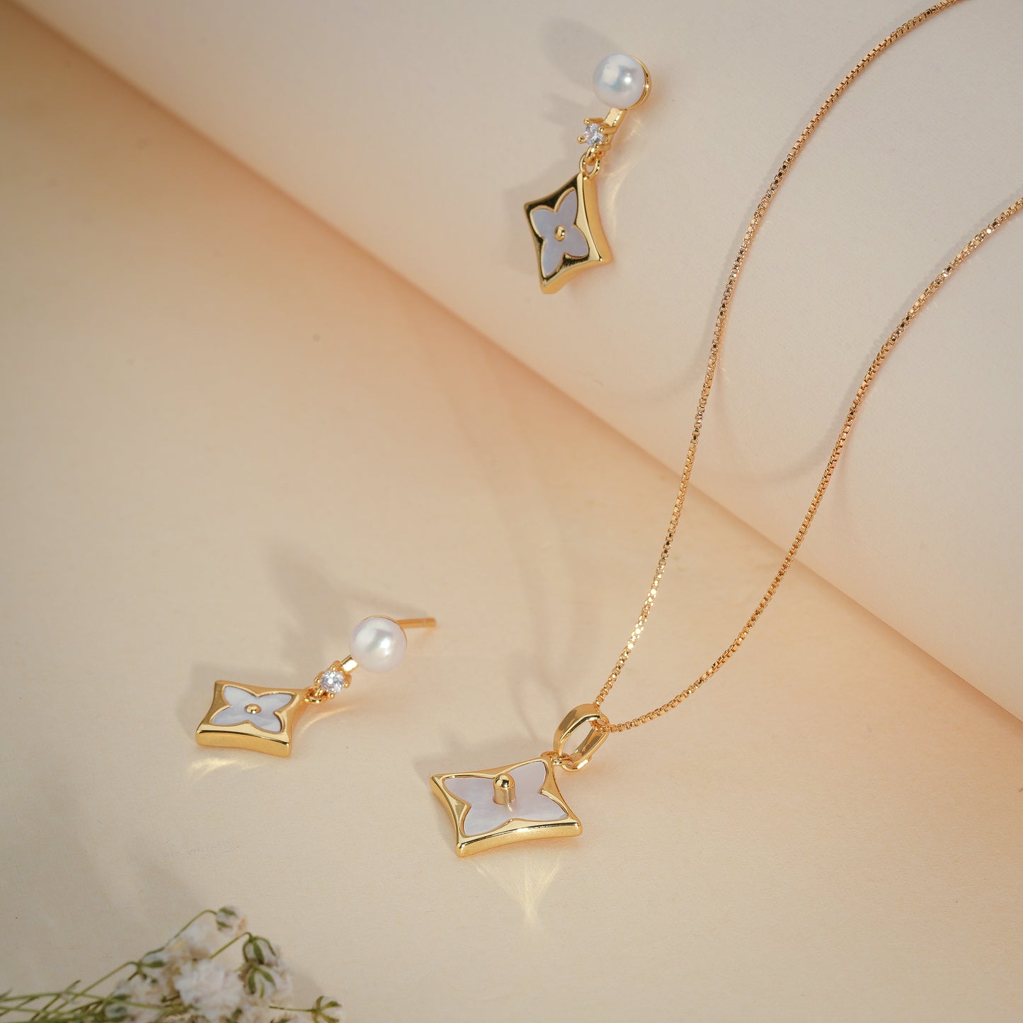 Pearl Clover Pendant Set